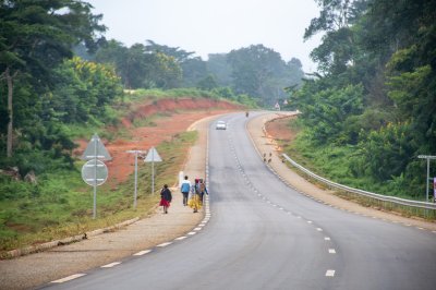 Winding Road Near Ntui, Cameroun – Pedestrians et Rural africain Life