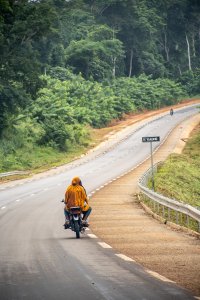 Motorbike Rider sur Rural Road à Ntui, Cameroun – africain Transportation Scene