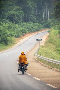 Open Road à Ntui, Cameroun – Motorbike Journey Through tropical Landscape