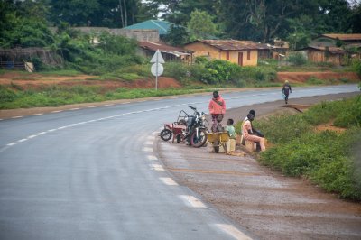 Village Curve Road à Ntui, Cameroun – Local Life Along africain Highway