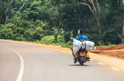 Surchargé moto carrying marchandises sur un africain rural road