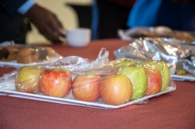 Fresh fruit presented sur un platter – Healthy food et convivialité