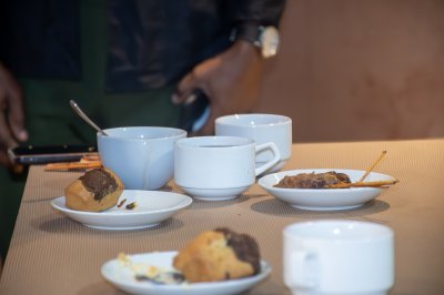 Pause café lors d’un événement professionnel – Moment de convivialité