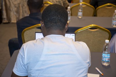 Participant assis during un professionnel session de formation or conférence