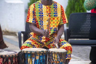 Africain musicien jouant le djembé – traditionnel culture et music