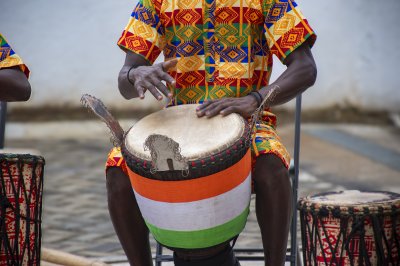Africain djembé à panafricain colors – instrument et cultural identité