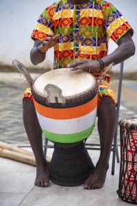 Assis africain djembé player – traditionnel en plein air music