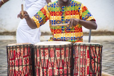 Africain percussionniste jouant le djembé – traditionnel culture et music