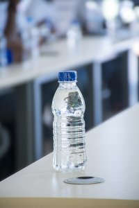 Bouteille d'eau sur le table – hydratation break à un professionnel environment