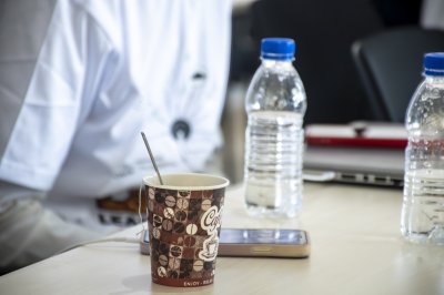 Bouteille d'eau et cup sur le formation table – Break et hydratation