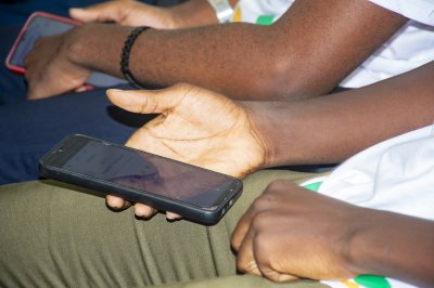 Participants using smartphones during un professionnel session de formation