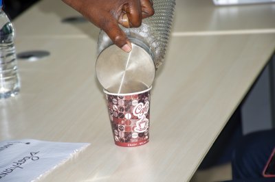 Versant un boisson chaude into un cup – Business pause café