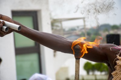 Un enflammé torche held à le hand – rituel fire et cultural symbolisme