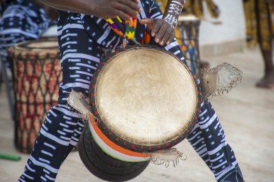 Africain musicien jouant le djembé – traditionnel rythme et culture
