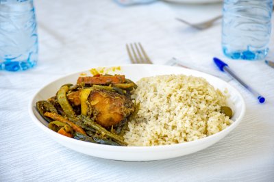 Un plate de riz servi sur un table during un group meal or event