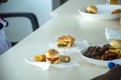 Mini-burgers servi à un event – ​​un meal break et un friendly atmosphere