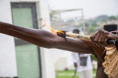 Un enflammé torche held à le hand – rituel fire et cultural symbolisme – N°454
