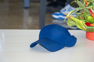Blue casquette placed sur un table, à le context de un event or formation.