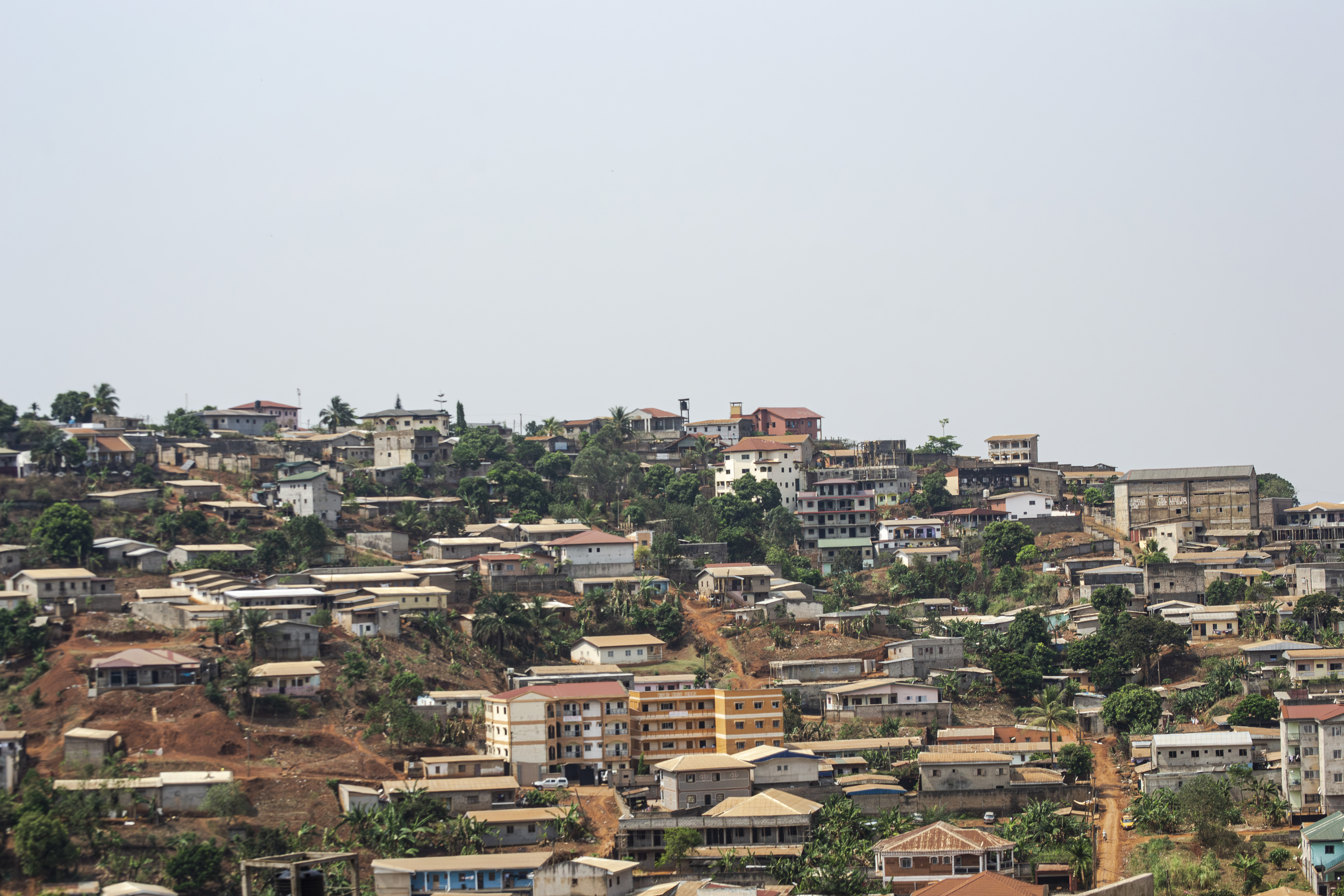 Vue aérienne et panoramique de bâtiments à le ngousso quartier de yaounde, Cameroun