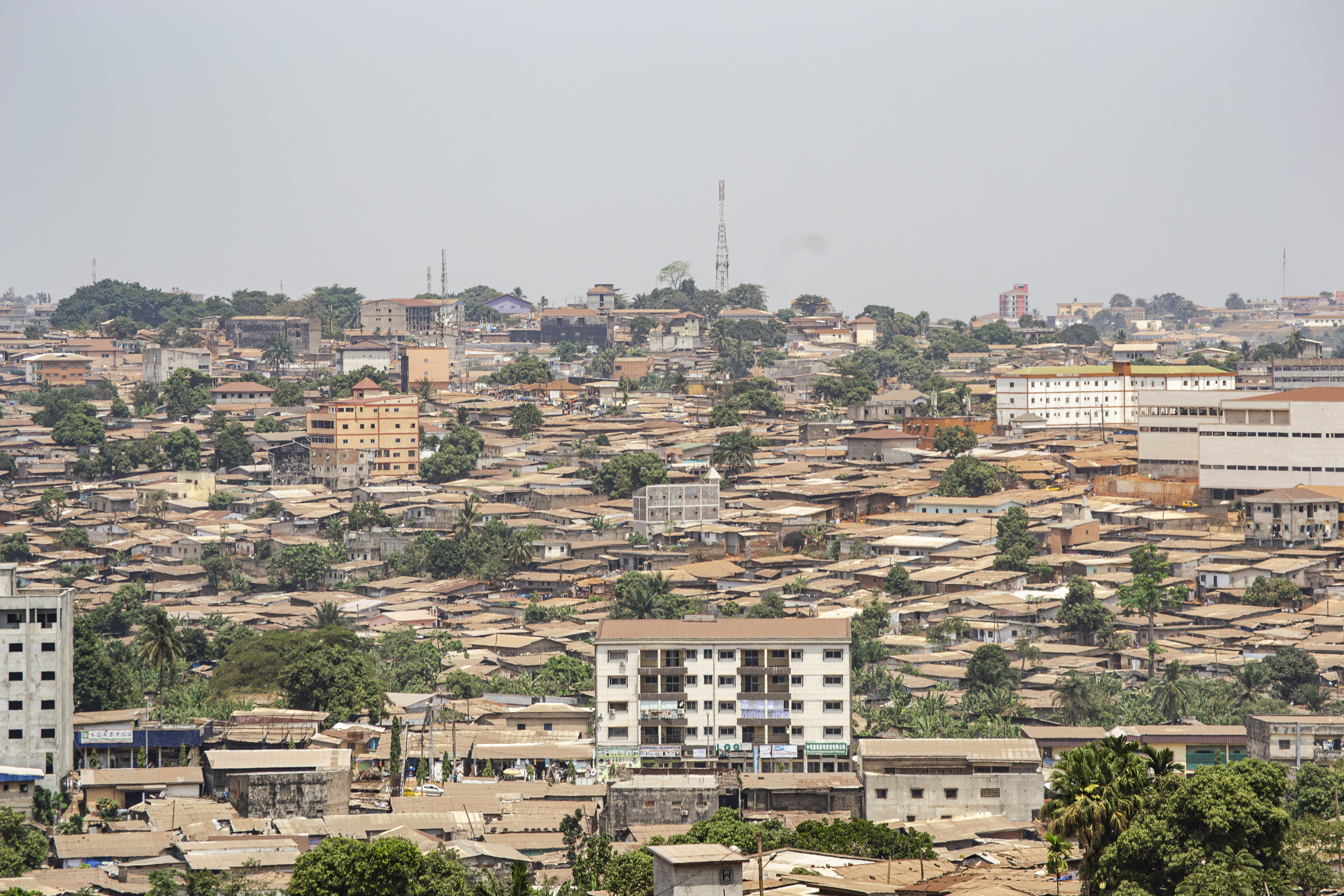 Vue aérienne de un bidonville à Yaounde, Cameroun.