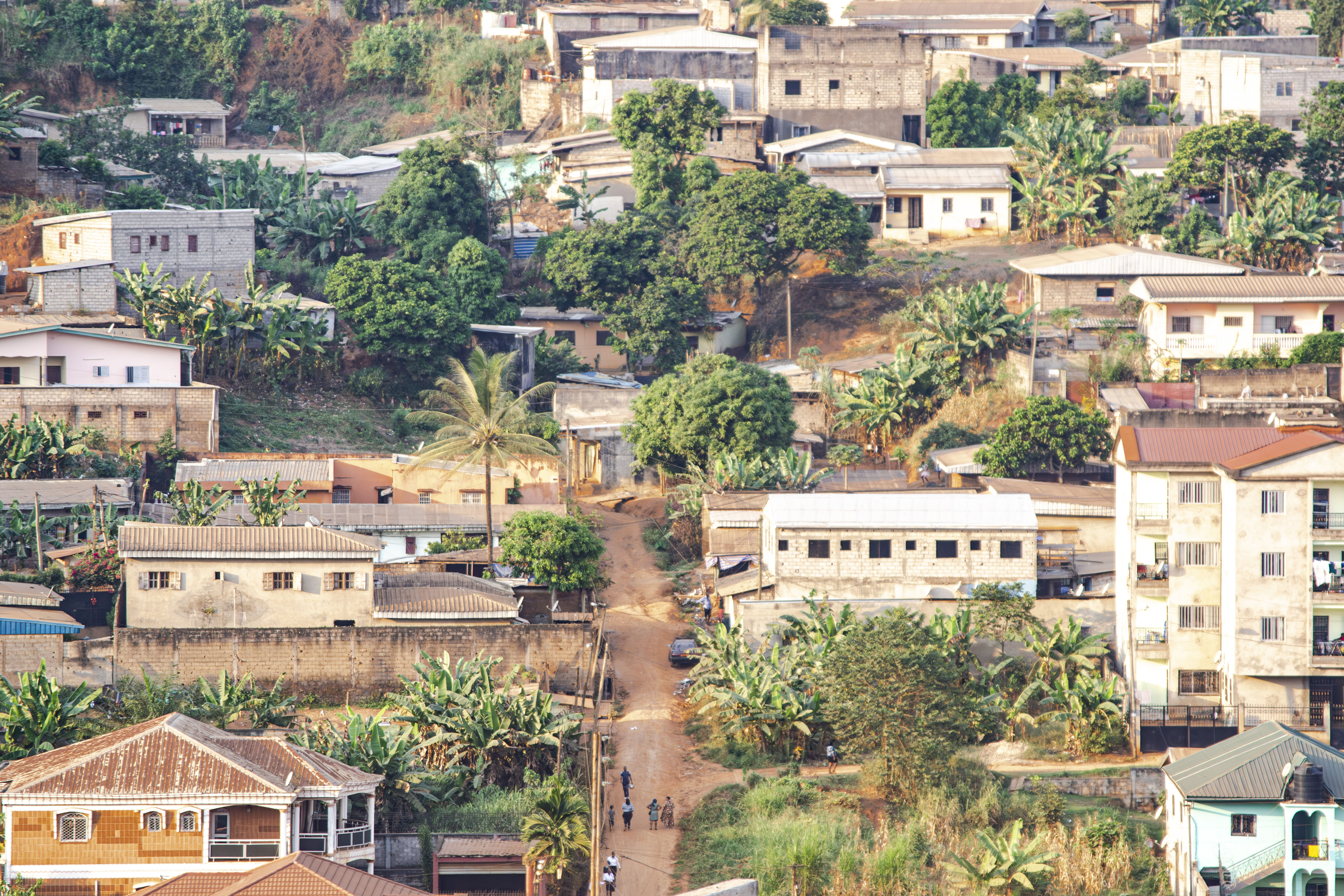 Vue aérienne de un rue à le Ngousso quartier de Yaounde, Cameroun