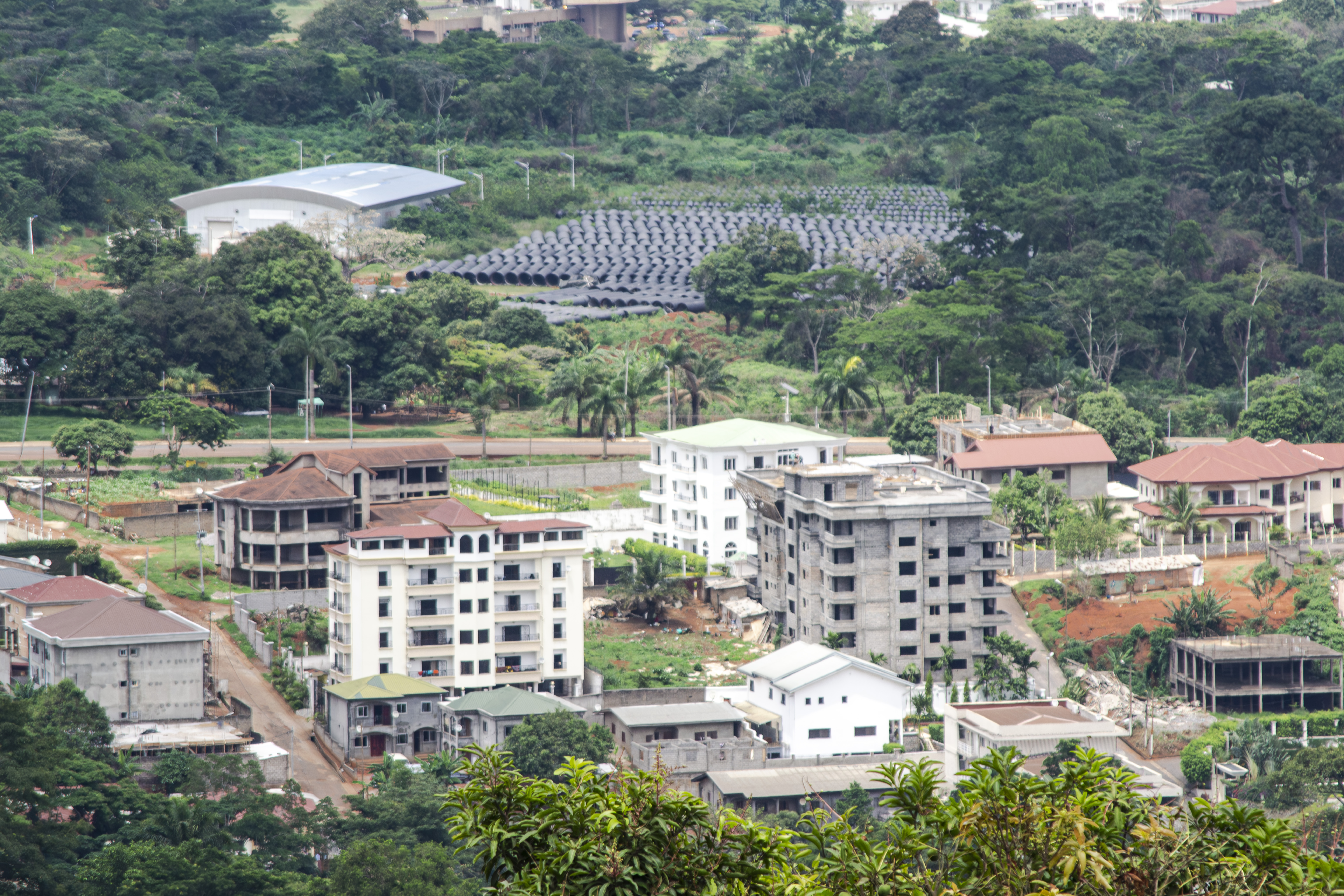 Vue aérienne de bâtiments à le quartier Golf de Yaounde, Cameroun