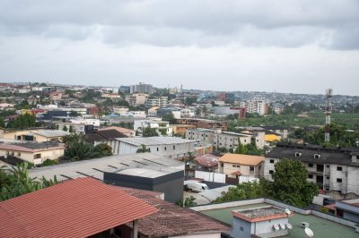 Vue aérienne de maisons à un quartier de Abidjan