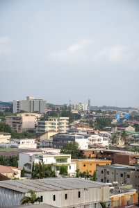 Vue aérienne de maisons à un quartier de cocody à Abidjan