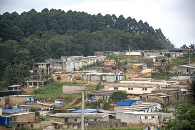 Vue aérienne de quartiers le long de l'autoroute à Côte d'Ivoire