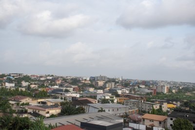 Vue aérienne de part de le Attoban quartier sous un ciel bleu à Abidjan