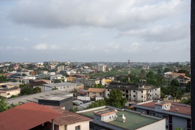 Vue aérienne de part de le Bonoumim quartier à Abidjan à Côte d'Ivoire