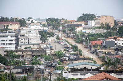 Vue aérienne de part de le Bonoumim quartier à Abidjan
