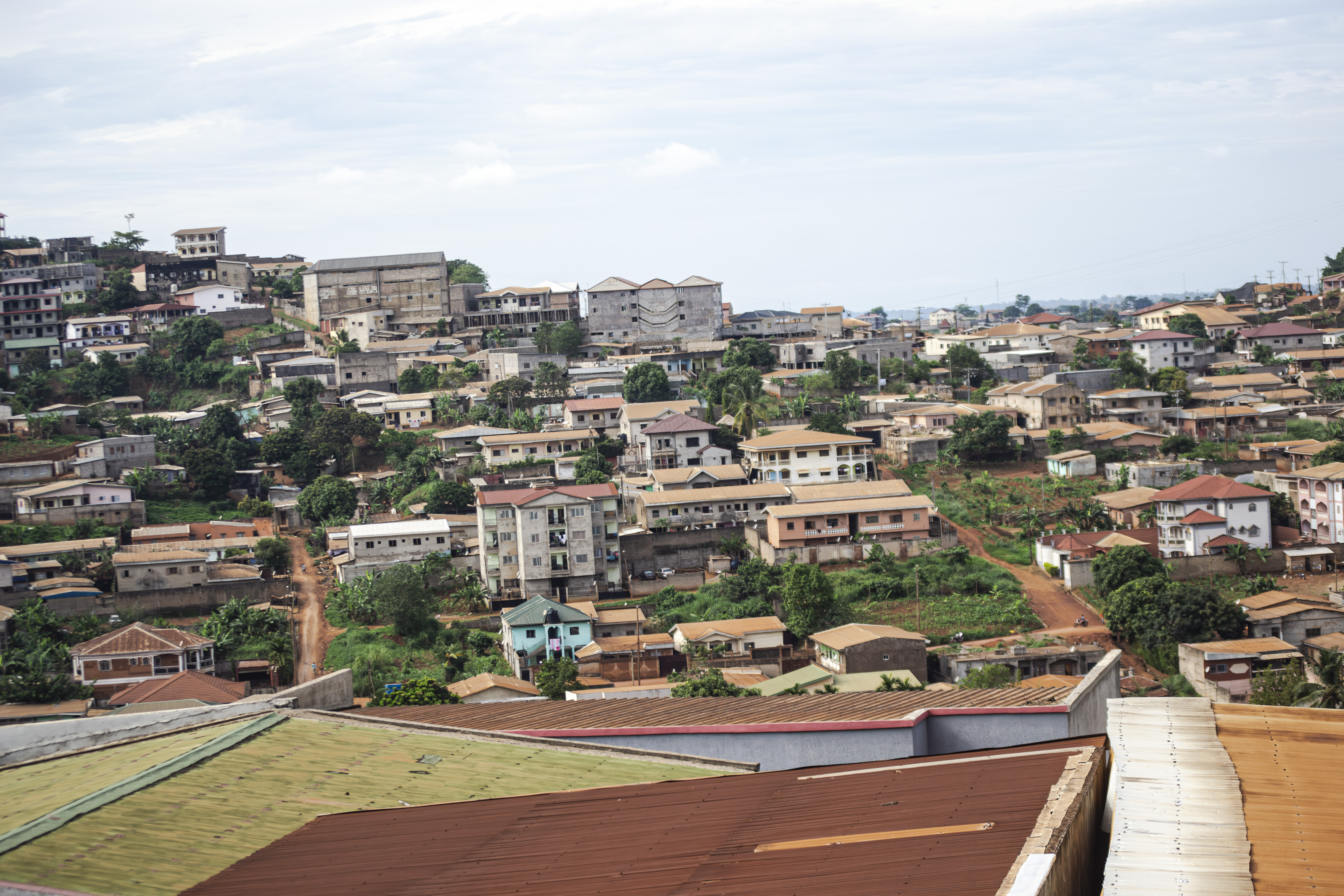 Vue aérienne de toits à le ngousso quartier de yaounde