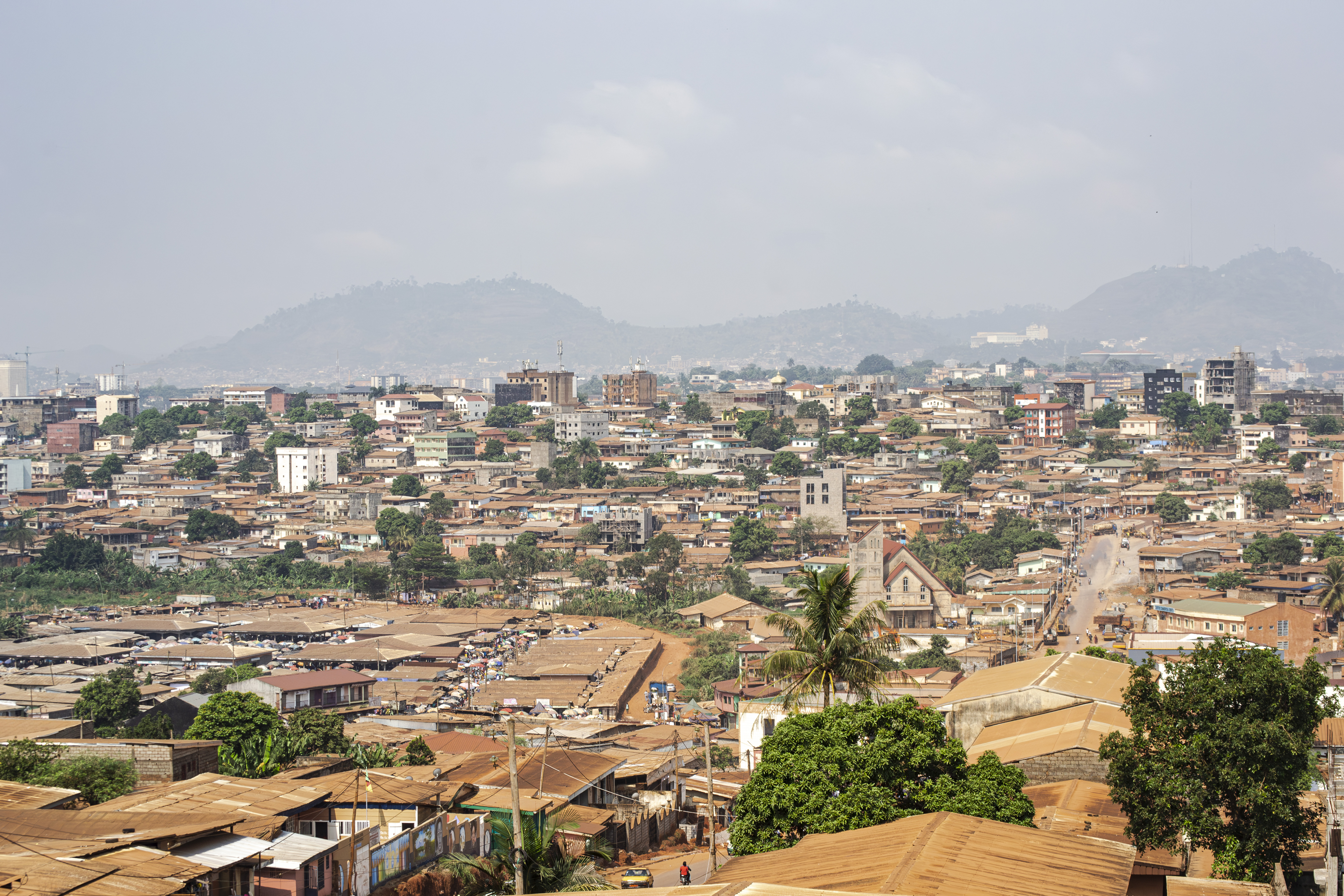 Vue aérienne de le Essos quartier à Yaounde, Cameroun 02