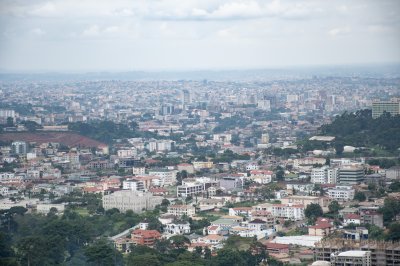 Vue aérienne de le Paysage urbain de Yaounde à Cameroun 01