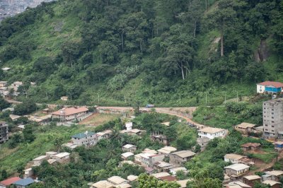 Vue aérienne de le maisons sur le side de Mont Fébé à Yaounde