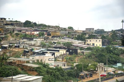 Vue aérienne de le quartiers le long de l'autoroute à le entrée de la ville de Abidjan