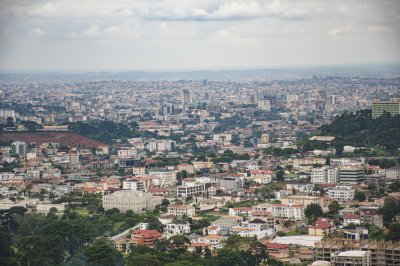 Vue aérienne de le town de Tsinga à Yaounde