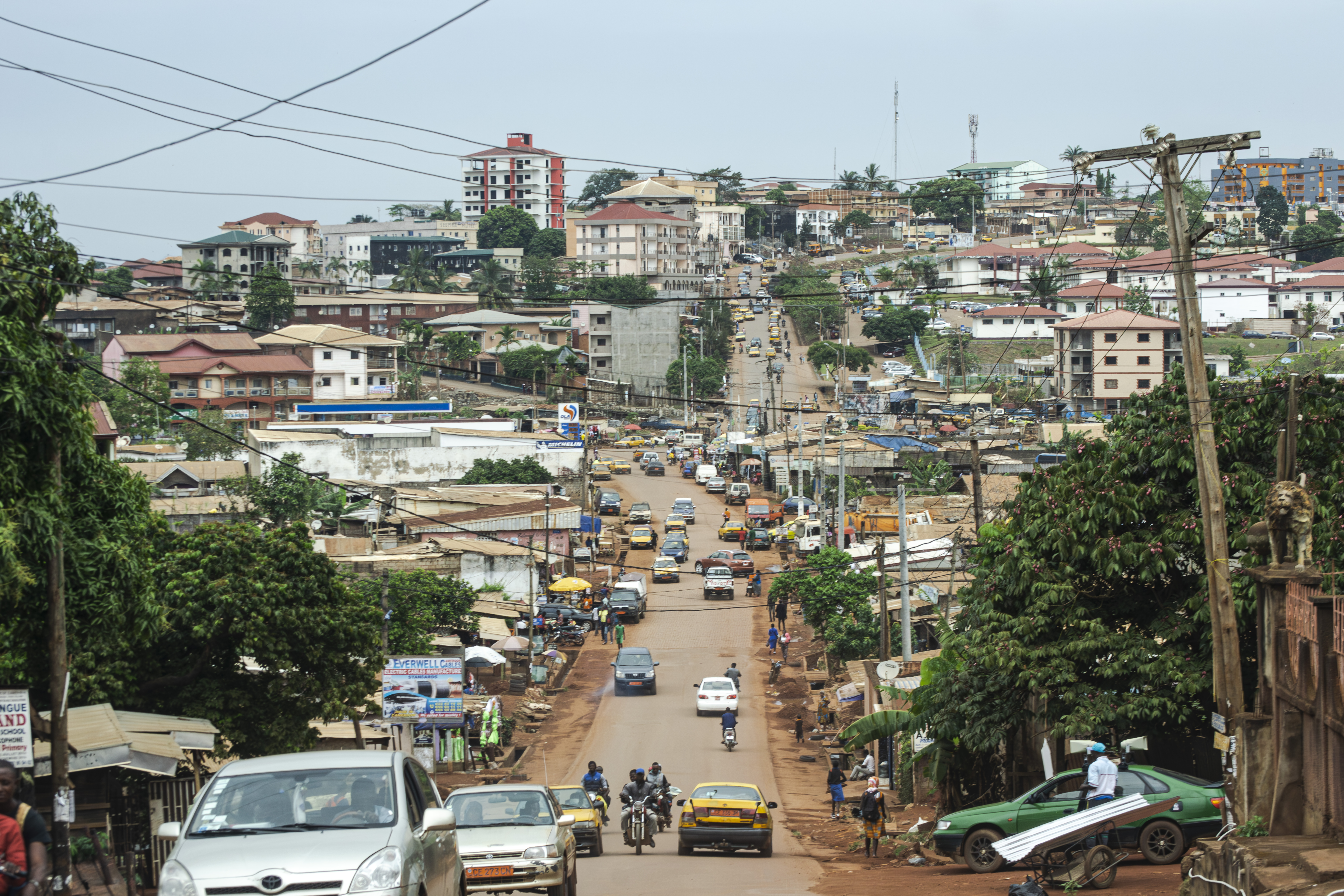 Vue aérienne de le Paysage urbain de le Ngousso quartier, un lieu-dit descent sorcier à le city de yaounde, Cameroun.