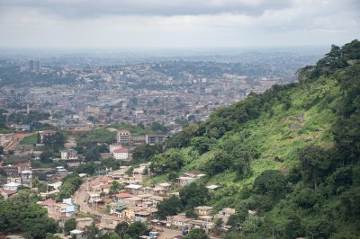 Vue aérienne de le Paysage urbain de le city de Yaounde et un pente de Mont Fébé