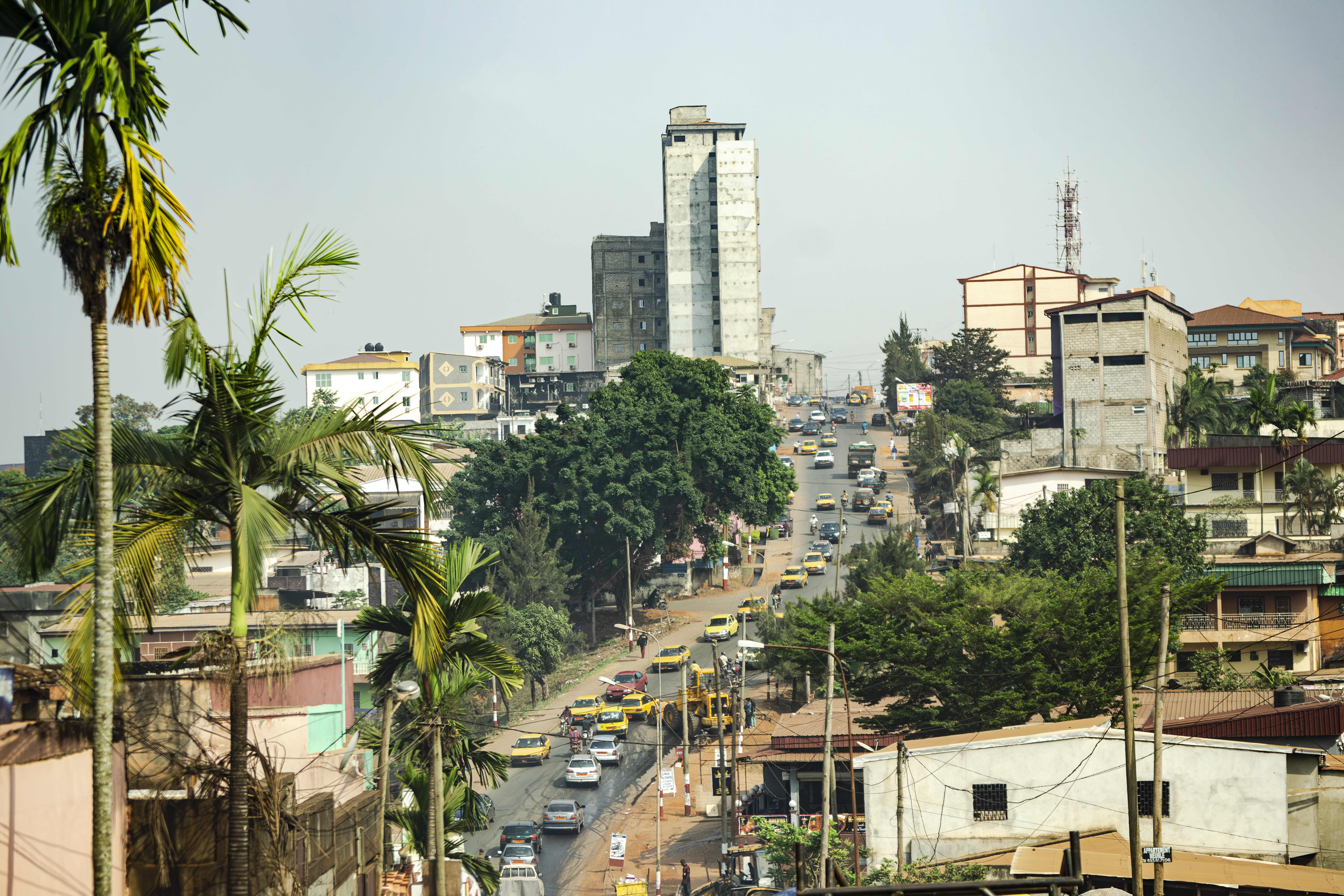 Vue aérienne de embouteillages à le Nouvelle route Omnisports quartier de Yaounde, Cameroun.