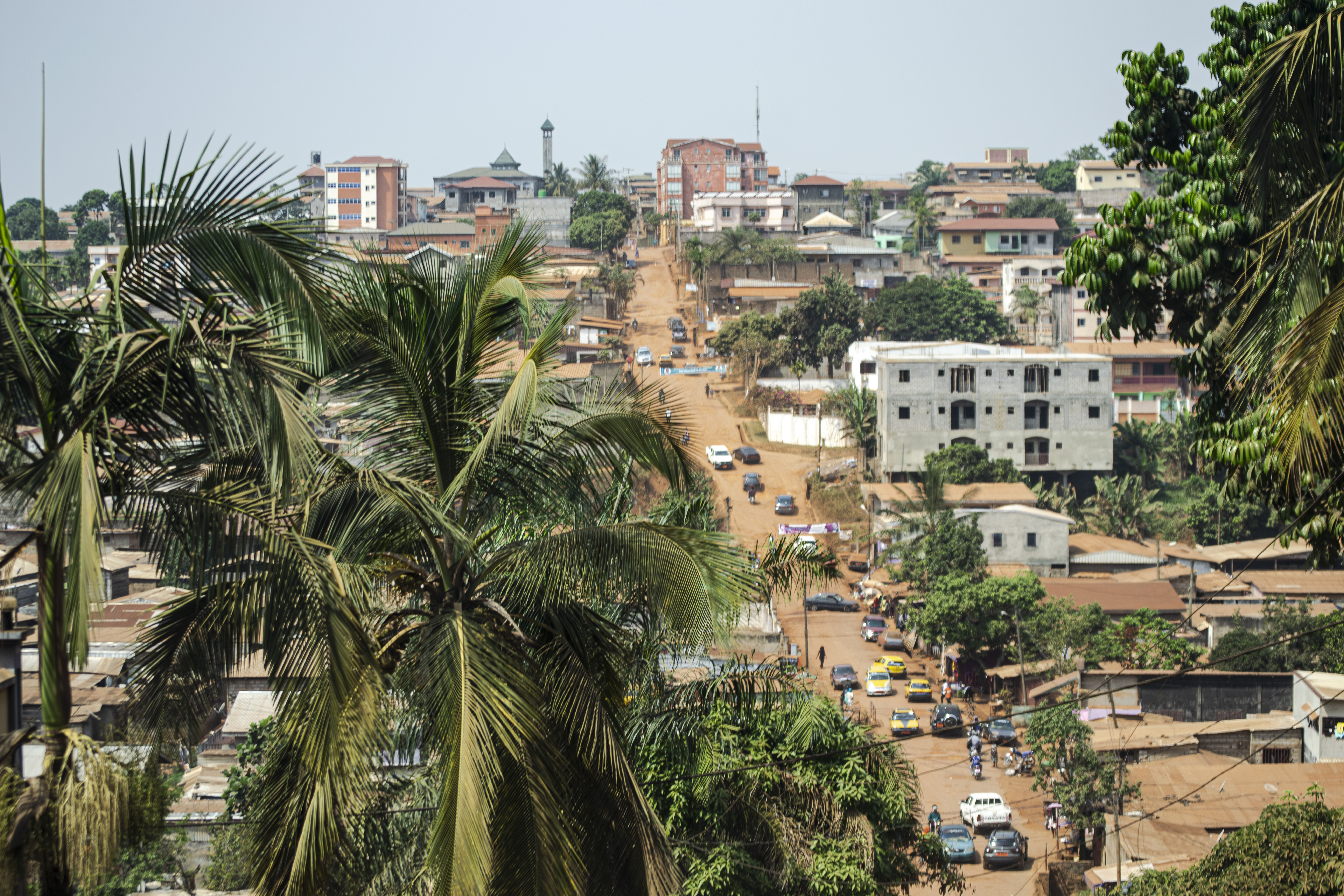 Vue aérienne de Paysage urbain around un route non bitumée à Yaounde, Cameroun