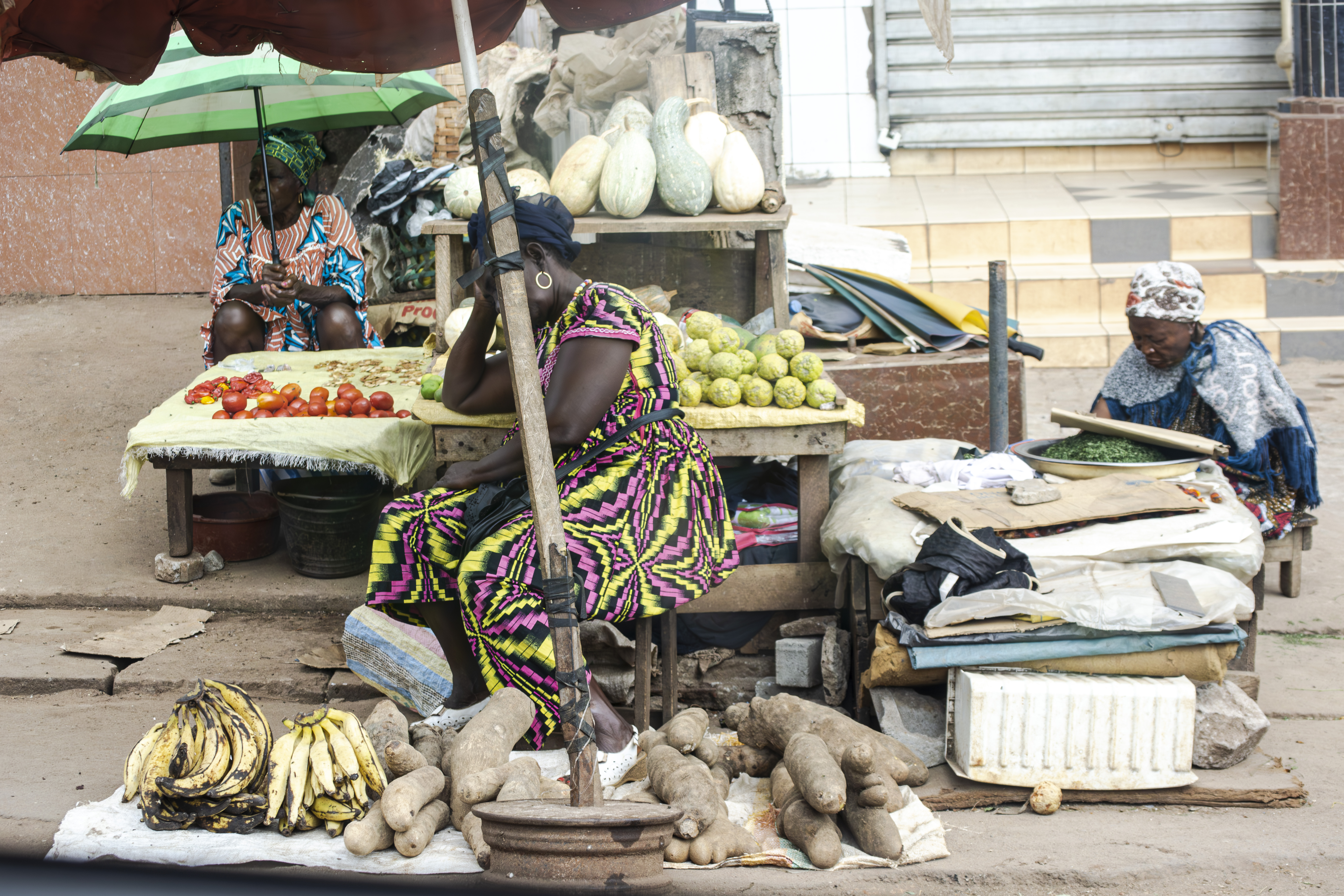 Femme africaine assise devant her nkoleton comptoir à yaounde, Cameroun
