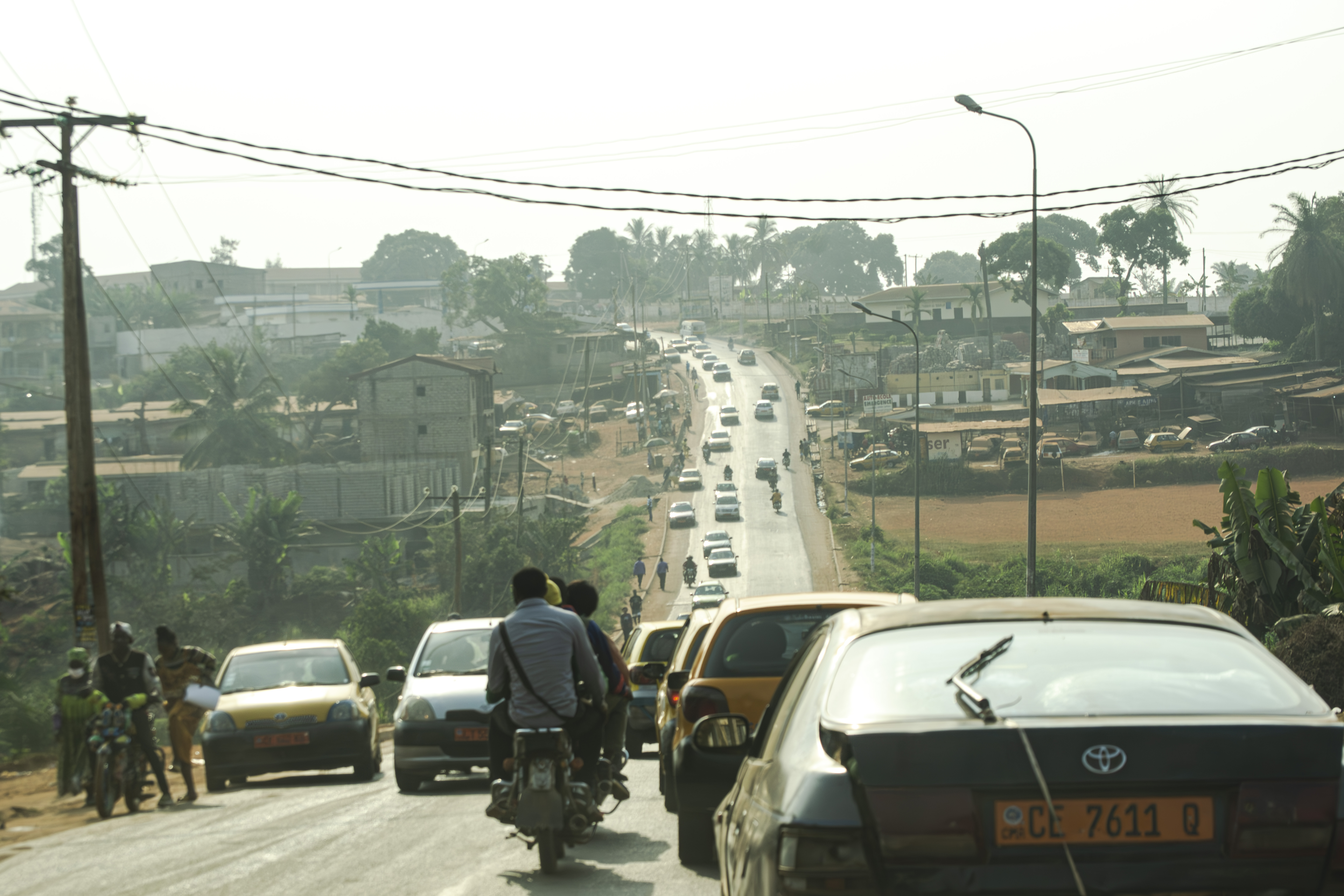 Photo en contre-jour de Trafic routier à le Ekounou quartier de Yaounde,Cameroun
