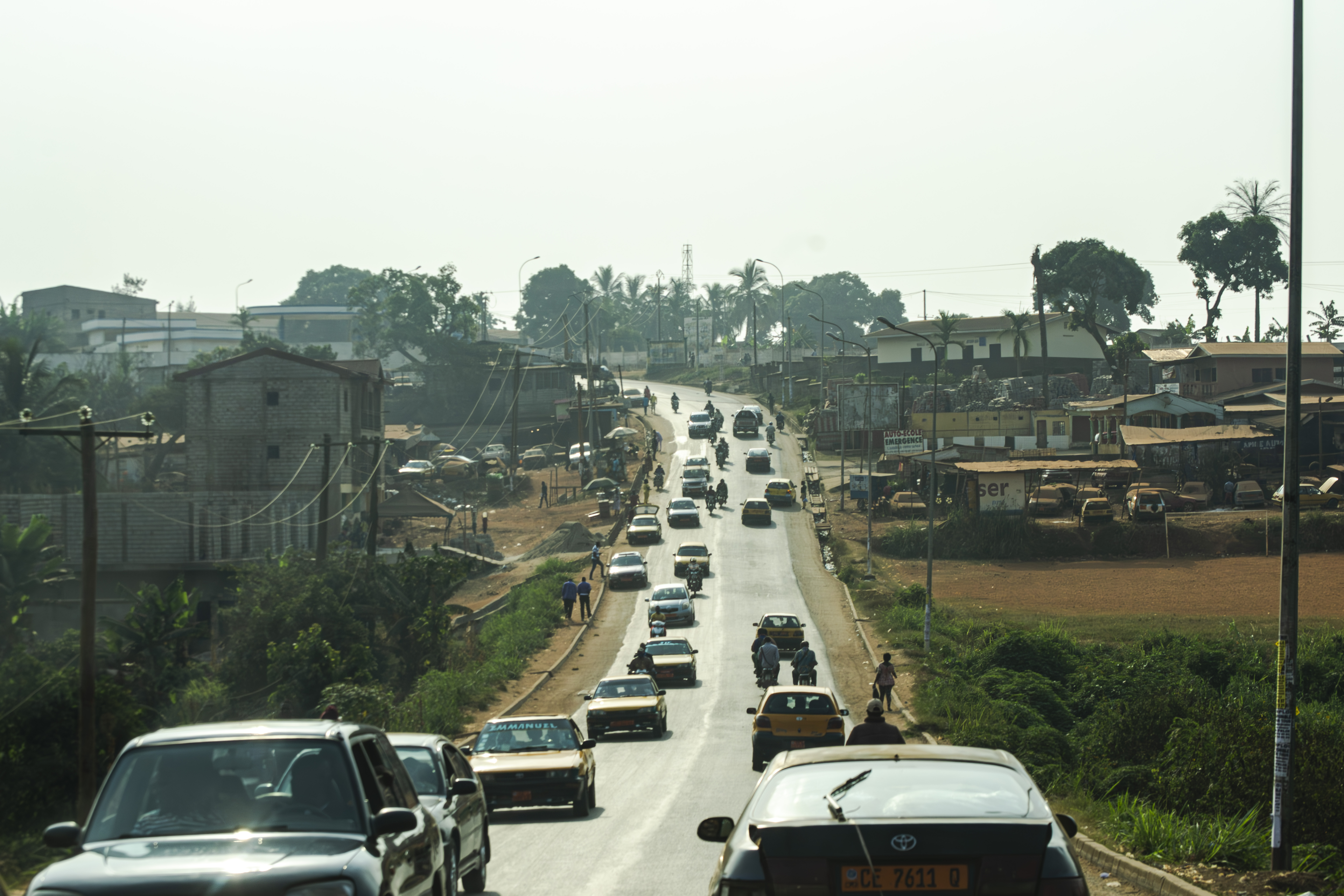 Photo en contre-jour de Trafic routier à le Ekounou quartier de Yaounde