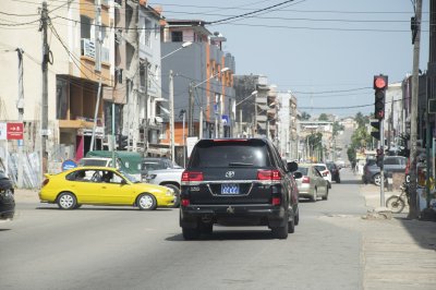 Véhicule noir arrêté à un feu rouge sur un Abidjan rue