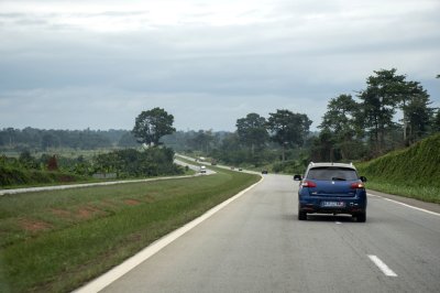 SUV bleu roulant sur le autoroute à Côte d'Ivoire