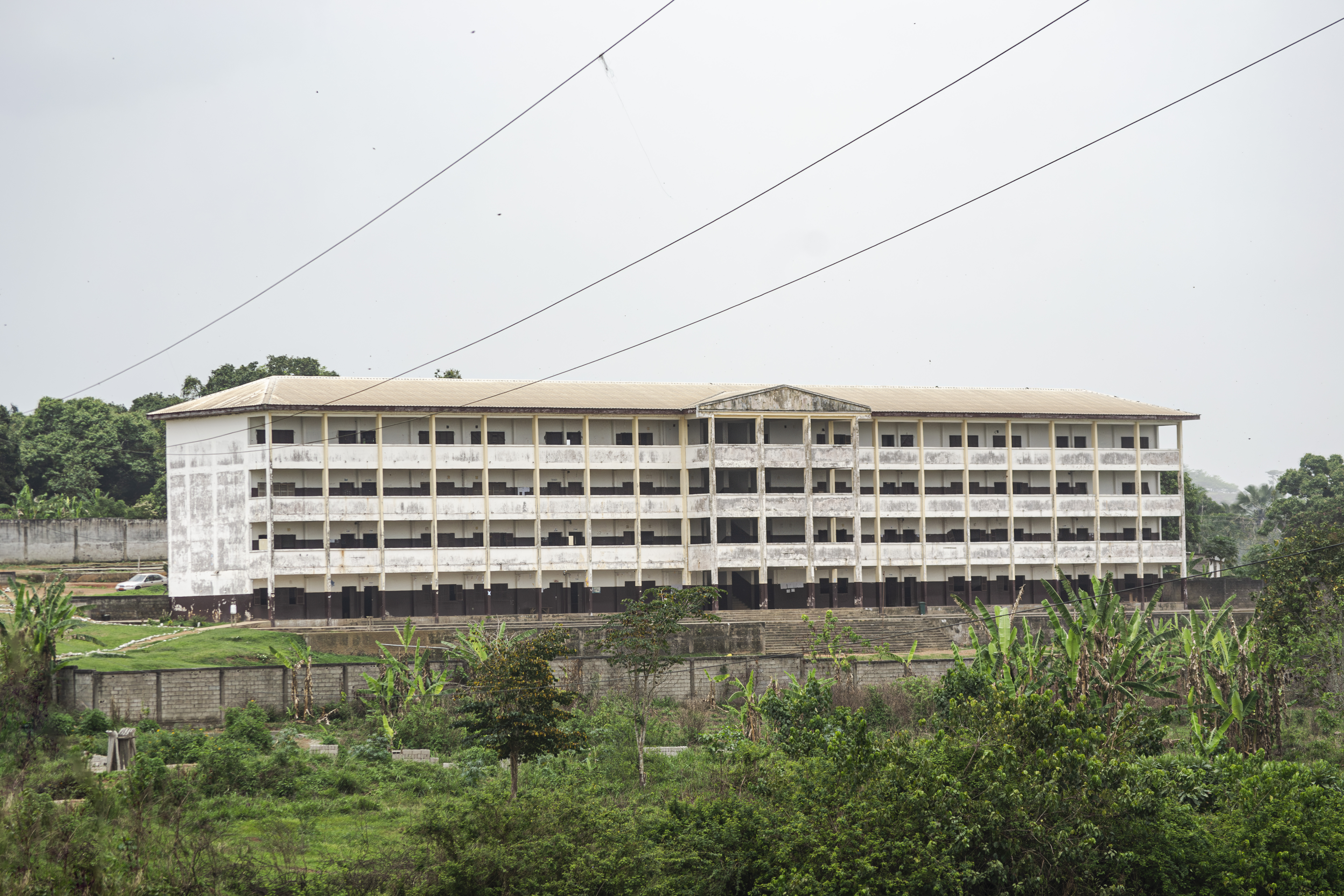 Bâtiment de le Collège jean paul 2 entouré de hautes herbes à le town de mbalmayo, Cameroun.