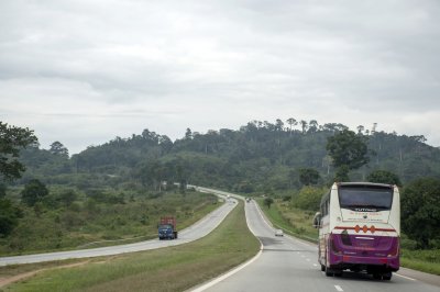 Bus roulant sur le autoroute à Côte d'Ivoire