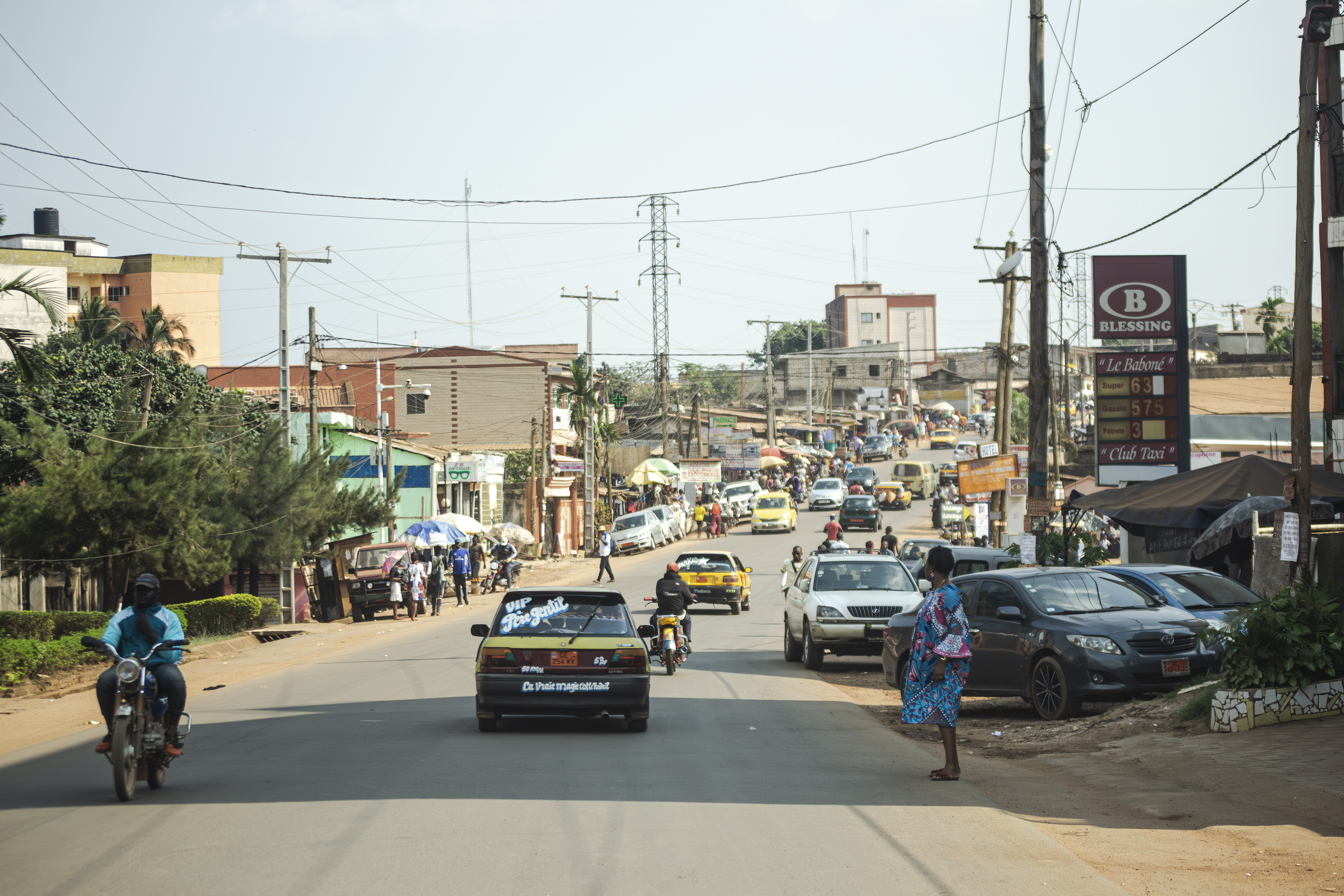 Taxi dans une rue à le Ngousso quartier de Yaounde, Cameroun 01